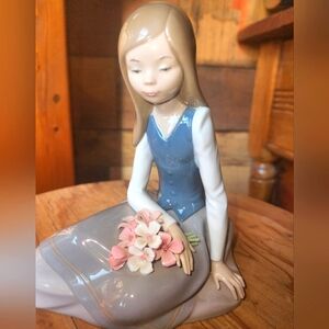 LLADRO "NOSTALGIA" #5071 YOUNG GIRL WITH FLOWERS